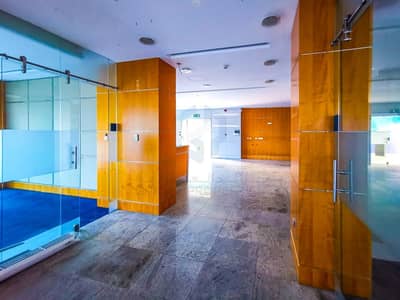 Semi Fitted Spacious Showroom in a Prime Location Semi Fitted Spacious Showroom in a Prime Location