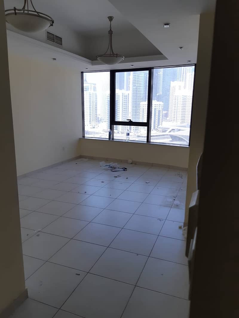 Spacious Studio for rent walking to metro