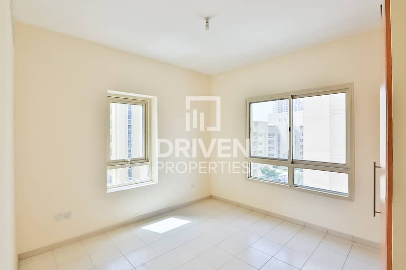 Well-maintained 2 Bed Apt with Pool View