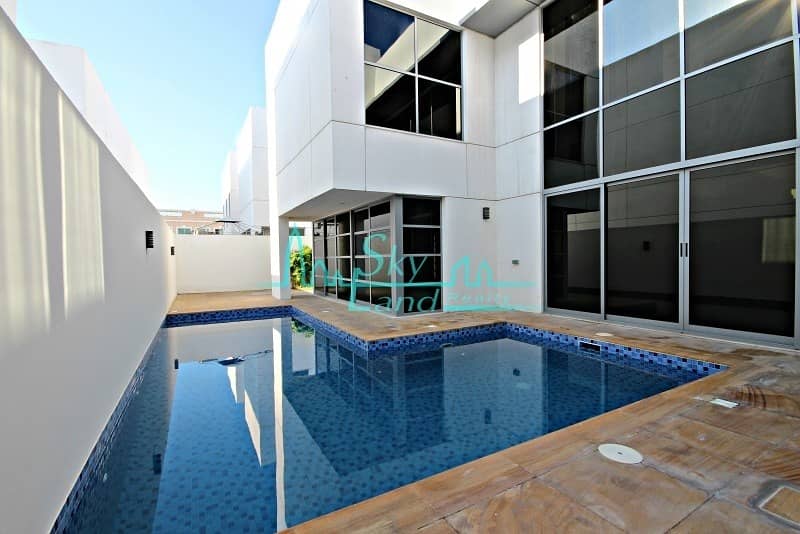 Contemporary  well lit 5 bed with private pool