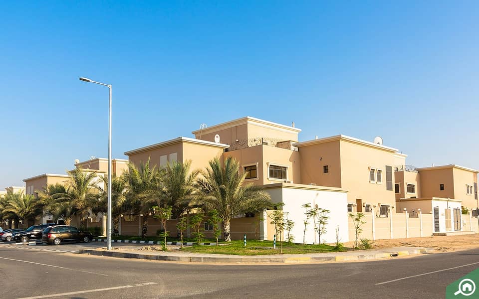 للبيع فلتين بمنطقة محمد بن زايد مساحة 150*150  زاوية كل فيلا عبارة عن 6 غرف + عدد 2 صالة و مجلس كبير و غرفة سائق .