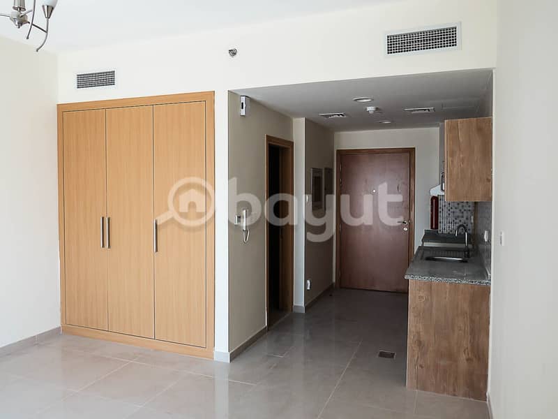 For sale spacious studio with balcony in JVC DUBAI price 300000 ONLY