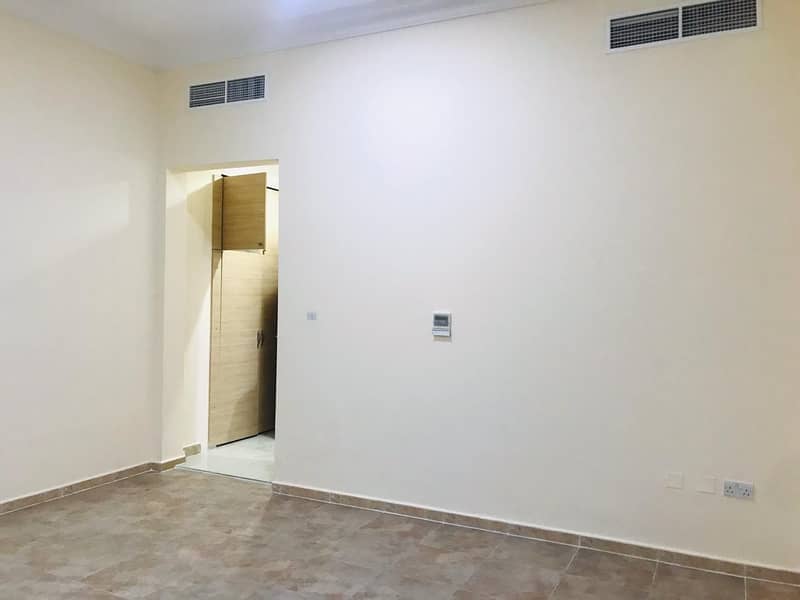 HUGE STUDIO APARTMENT/PRIVATE PARKING /NO AGENT FEES
