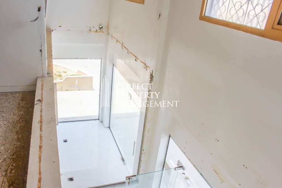 4 Very big shop with mezzanine for rent in Old Ras Al Khaimah