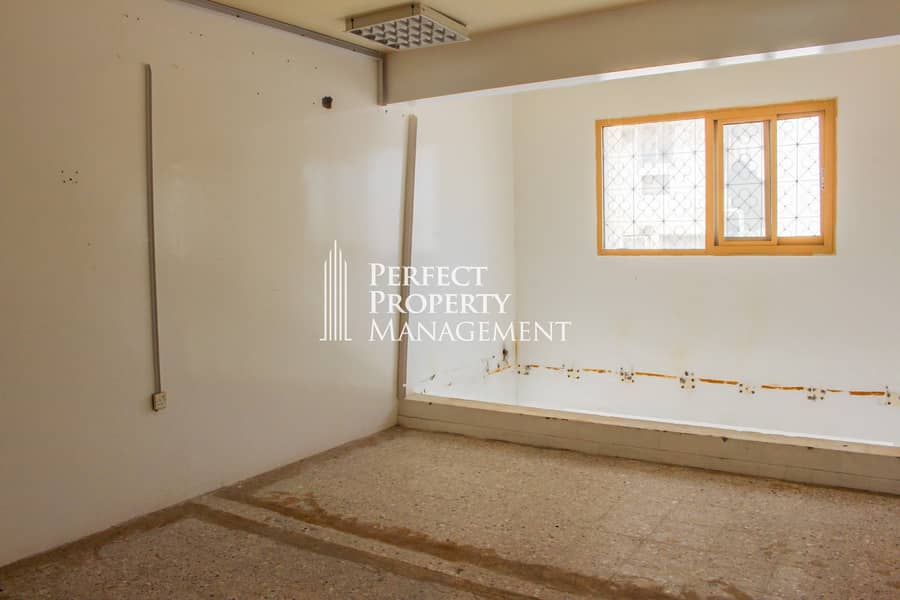 6 Very big shop with mezzanine for rent in Old Ras Al Khaimah