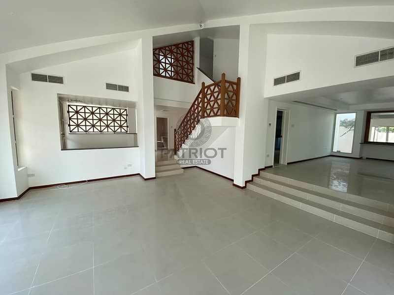 BEAUTIFUL 5BR MAIDS COMPOUND VILLA IN JUMEIRAH 3
