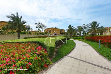 Corner 3 BR Villa on Large Plot in Peaceful Location Corner 3 BR Villa on Large Plot in Peaceful Location