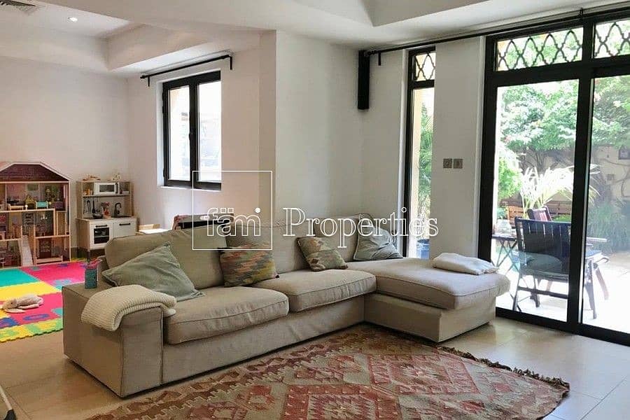 Spacious 2 Bed with Big Lawn & view of Burj