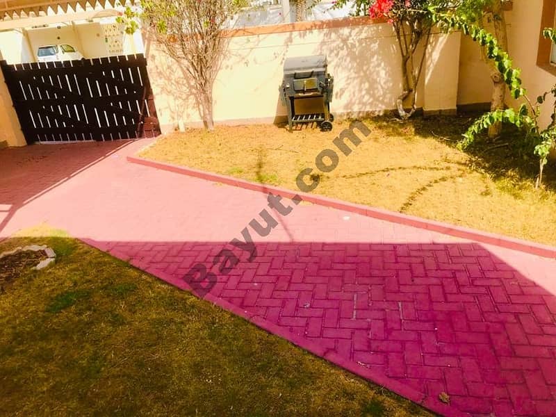 Nice 3 bedroom single story villa with pvt garden jumeirah 3/One month free