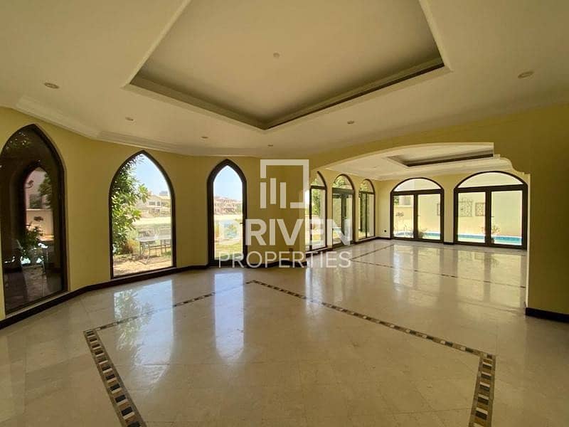 Amazing and Cozy Atrium Entry 4 Bed Villa Amazing and Cozy Atrium Entry 4 Bed Villa