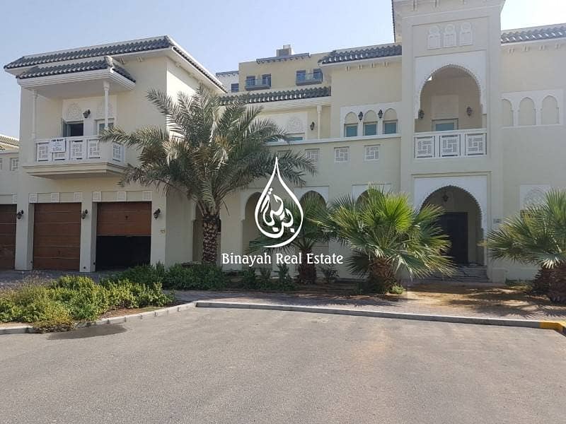 6 Bedroom villa for sale near to park