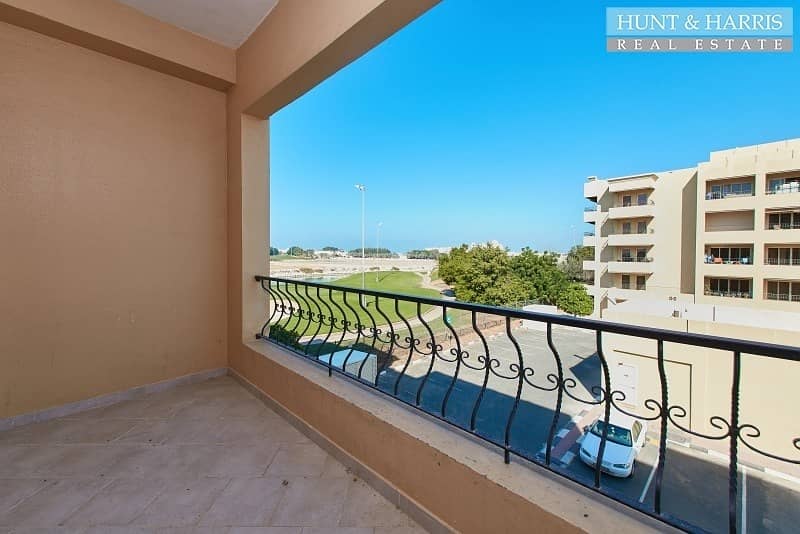 Upgraded Studio Apartment - well maintained - Pool View