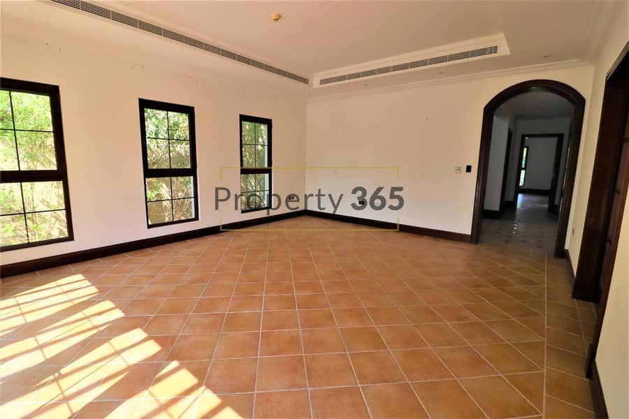 10 Stunning 4BR Villa in Murcia with Golf Course View