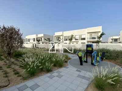 Modern 3+M+S Townhouse MB Single Row Brand New Modern 3+M+S Townhouse MB Single Row Brand New