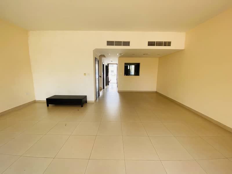 صف واحد | 3 غرف نوم | مع شرفة مزدوجة للإيجار في قرية ورسان دبي