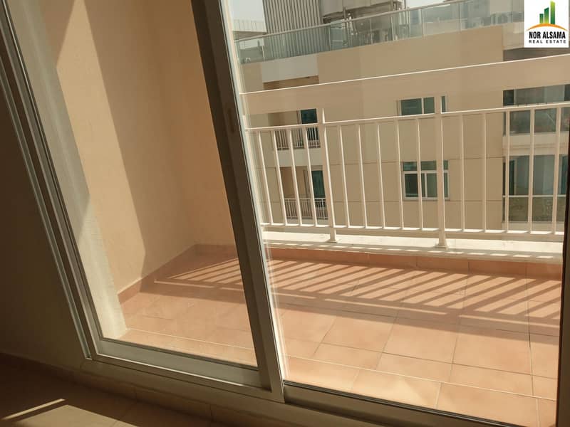 1500 SQ FT !!! Extra Large Spacious Size 2 Bedroom Balcony Semi Close Kitchen Parking Queue Point