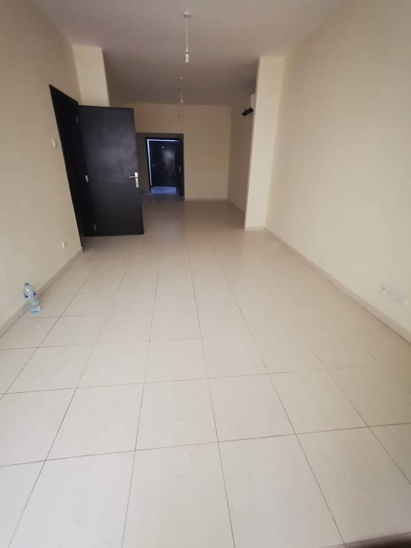 4 ROOMS WITH RECIEVING AREA AVAILABLE CLOSE TO METRO