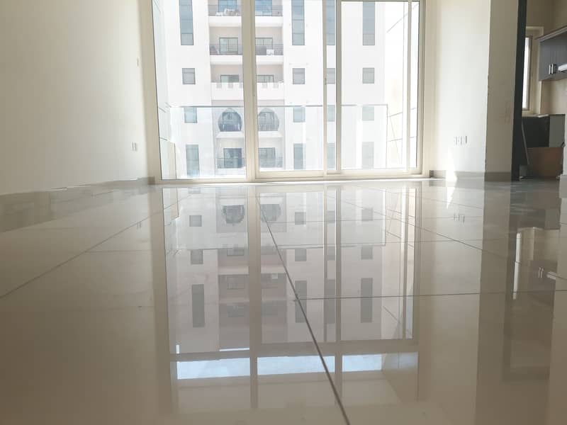 HUGE SIZE 1 BHK+LAUNDRY ROOM+FREE PARKING+BALCONY JUST RENT 35K