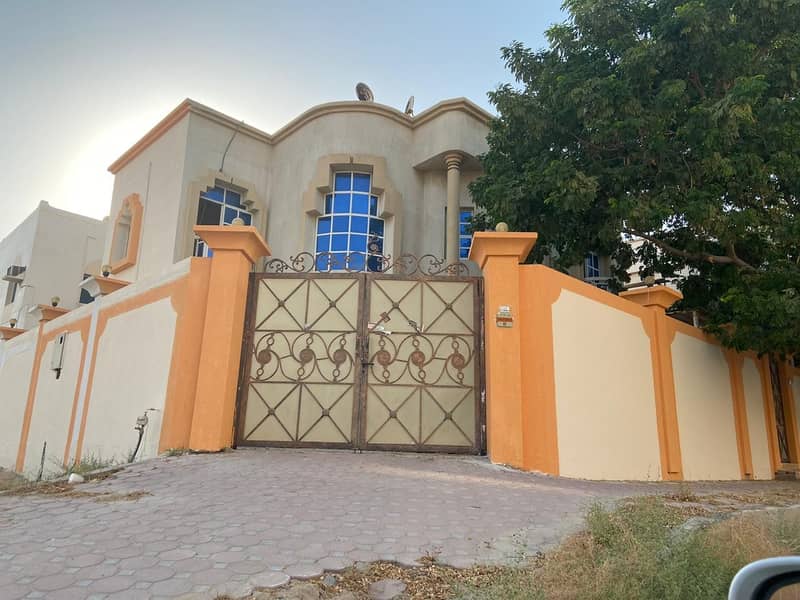 Villa for rent in Al-Rawdah area 6 rooms wide area corner of two streets and close to the current street