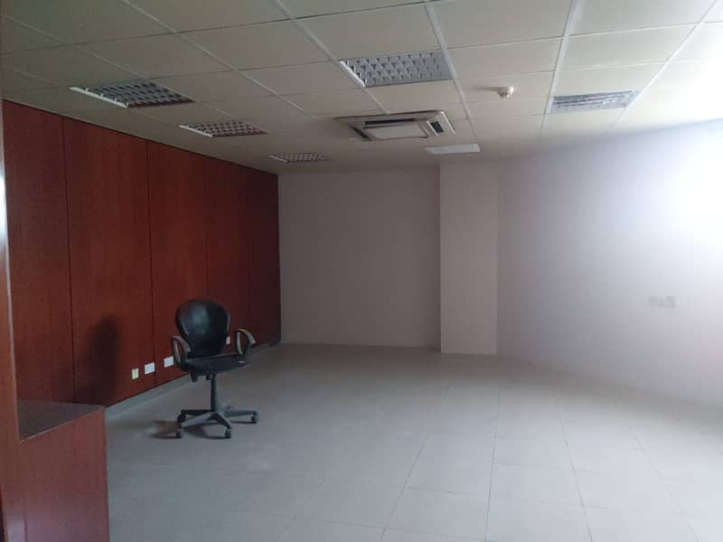 Commercial wh;  7,500 SQFT in a compound warehouse; 30 kw ; Insulated; 8 m height ; Parking facility rent in DIP (Aed. 18/- per sqft)