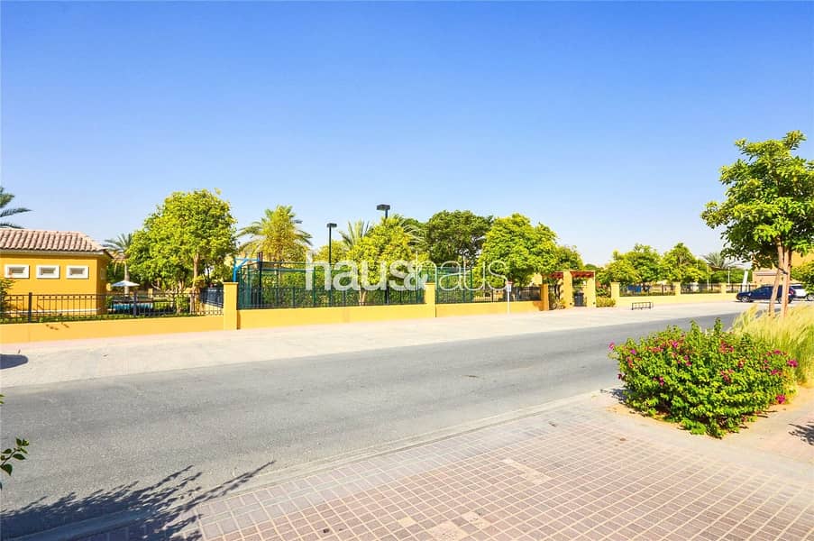 Amazing condition | Backing Pool + Park