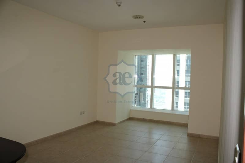 Exclusive! Unfurnished 1-Bedroom|Kitchen Equipped