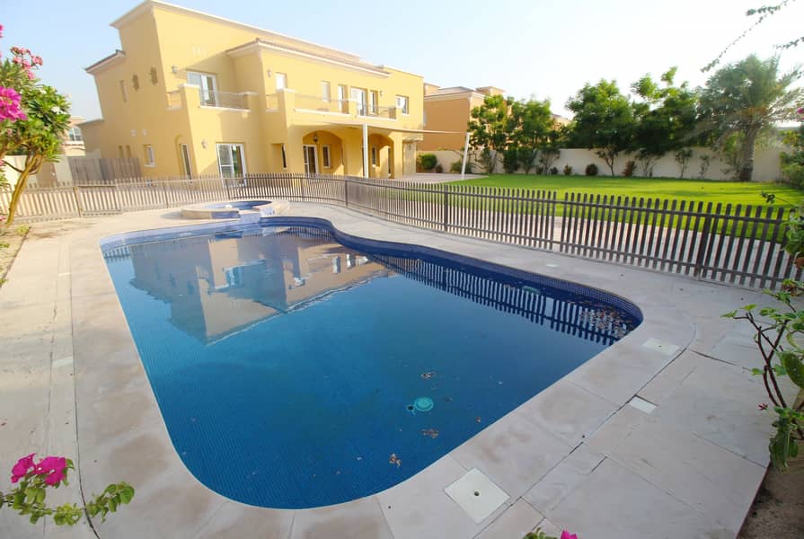 |Stunning 6 Bedroom | Golf Course | Pool