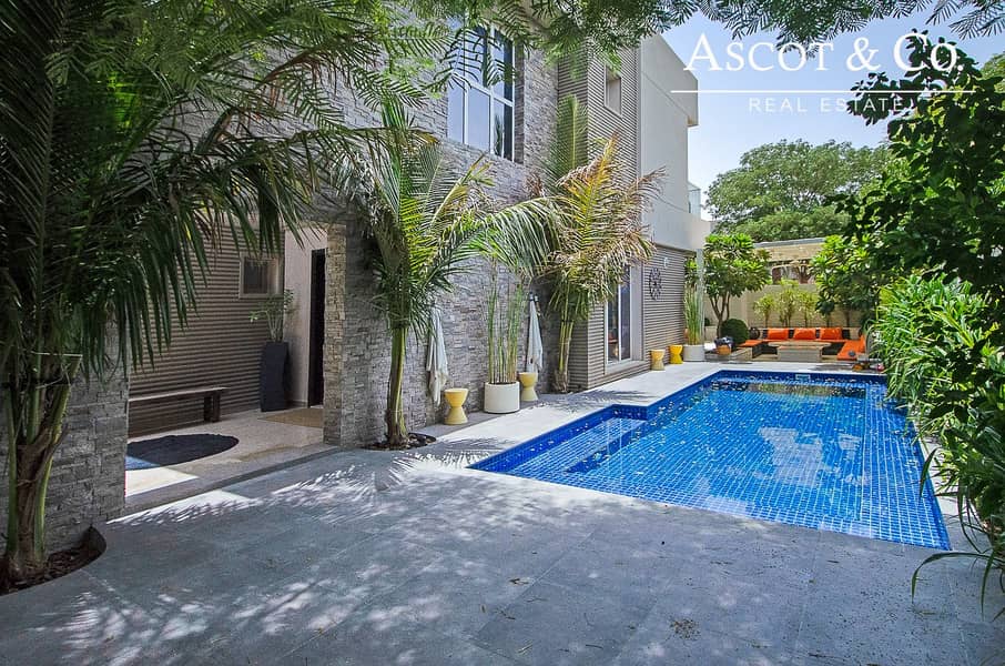 Fully Upgraded 5 Bed  | Private Pool BBQ