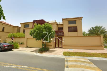 Single Row Luxurious 5 BR Villa with Private Pool and Garden Single Row Luxurious 5 BR Villa with Private Pool and Garden