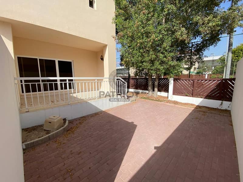 13 FULLY RENOVATED 4BR MAIDS NEAR CANAL COMPOUND VILLA IN JUMEIRAH 3