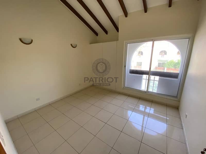 5 FULLY RENOVATED 4BR MAIDS NEAR CANAL COMPOUND VILLA IN JUMEIRAH 3