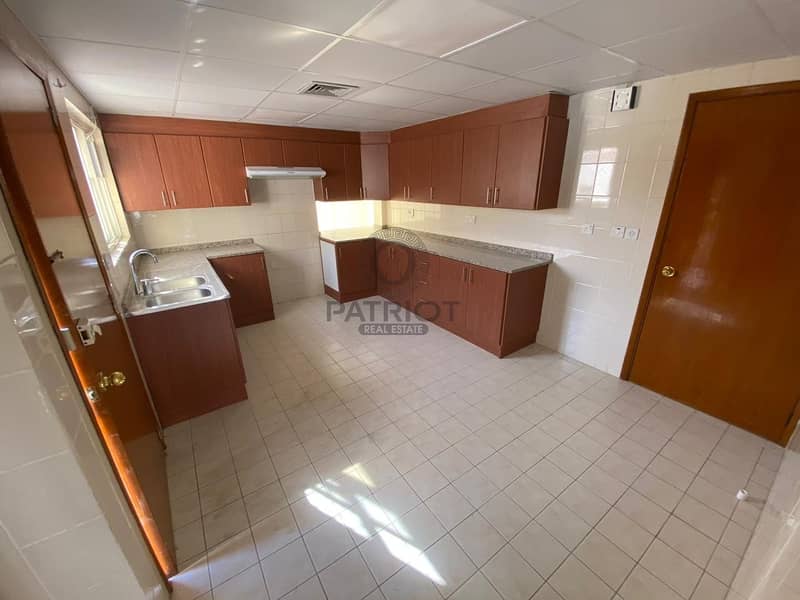 7 FULLY RENOVATED 4BR MAIDS NEAR CANAL COMPOUND VILLA IN JUMEIRAH 3