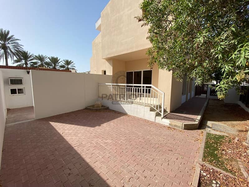 18 FULLY RENOVATED 4BR MAIDS NEAR CANAL COMPOUND VILLA IN JUMEIRAH 3