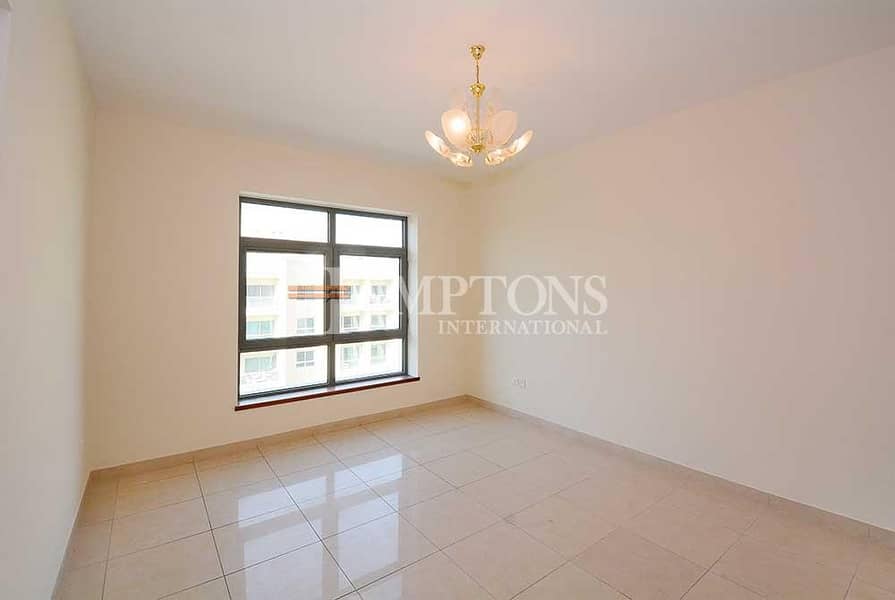 Immaculate || 2 Bed Apt Road View Facing
