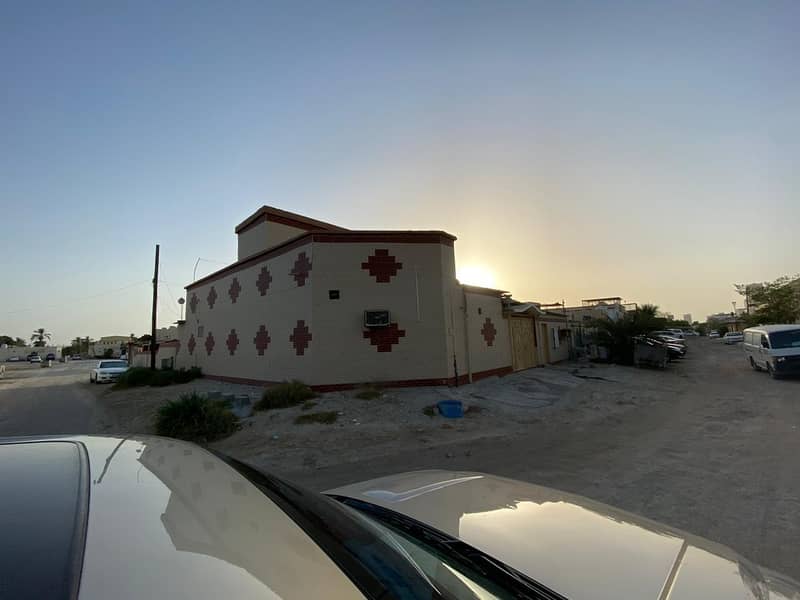 House for sale in Al Ghafia area/ Sharjah / The house is on a corner and very clean