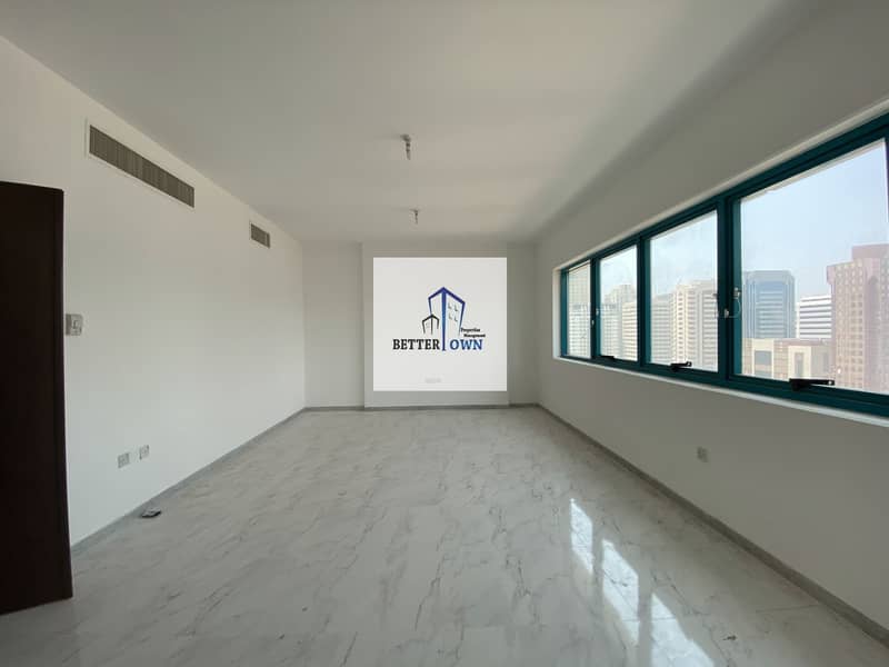 Spacious Bright Apartment 3 Bedrooms Available With Parking!