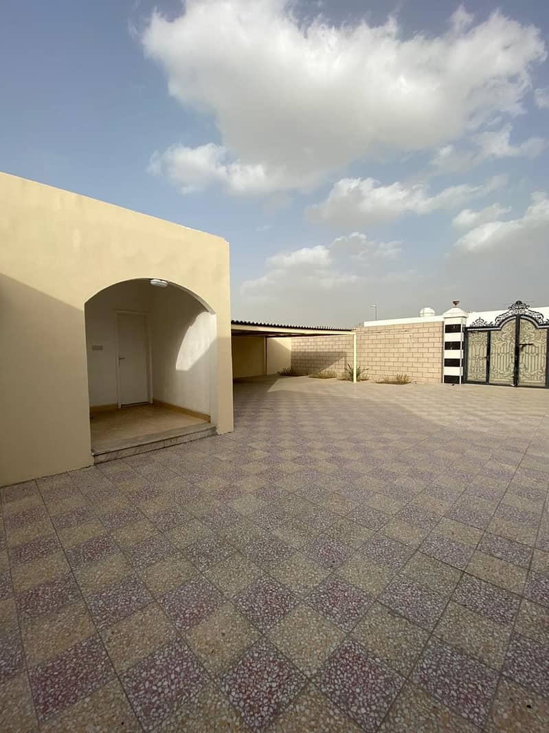 For sale a spacious villa one floor in Al Khezamia Sharjah  12000 ft2 price 1.5 million negotiable