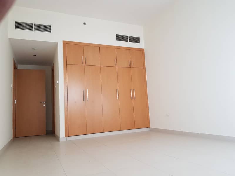 4 1 MONTH FREE-1 BHK WITH BALCONY-WARDROBES-GYM-POOL-PARKING 35K