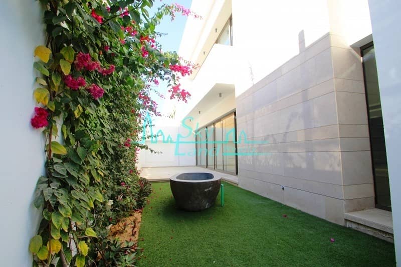 Best Location! Contemporary|Well-lit 4 bed |Garden Best Location! Contemporary|Well-lit 4 bed |Garden