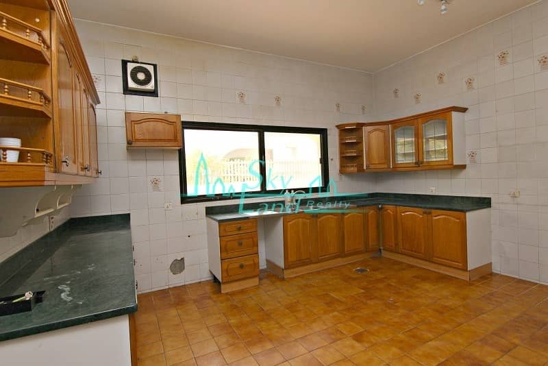 13 Lovely 4 Bed Semi Detached Villa With Garden