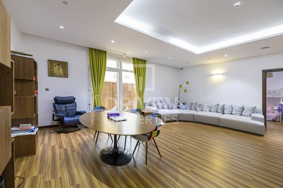 Upgraded 2 Bed Apartment in a Prime Location Upgraded 2 Bed Apartment in a Prime Location