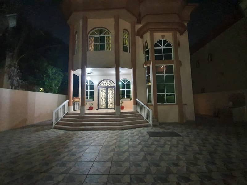 Villa for sale and 5000 square feet area mowati 5 bedroom and hall majlis  6 washroomNear sheikh Ahmed road and 24 hours open shop hospital