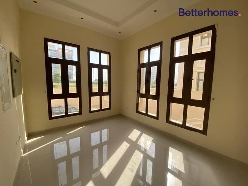 Newly Renovated|Bright 3 Bed+Maids Townhome|Liwan