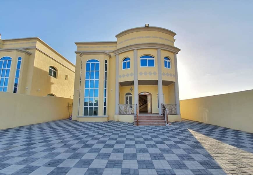 For urgent sale and the price is a snapshot without commission from the buyer and with large bank facilities, a villa with a luxurious design and a very large area, behind Al Hamidiyah Center in Al Rawda