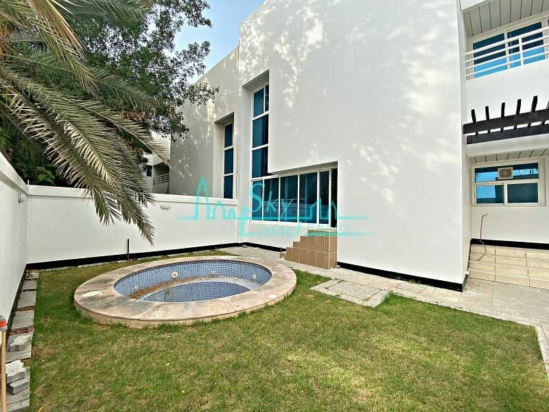 Light Filled 4 Bed Villa With A Jacuzzi And Garden