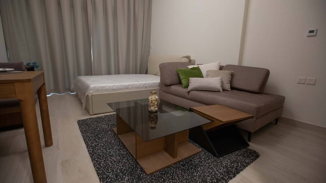 1 bed on Al Khail Street, 5 minutes to the Dubai Mall, pay 60,000 and the rest monthly installments