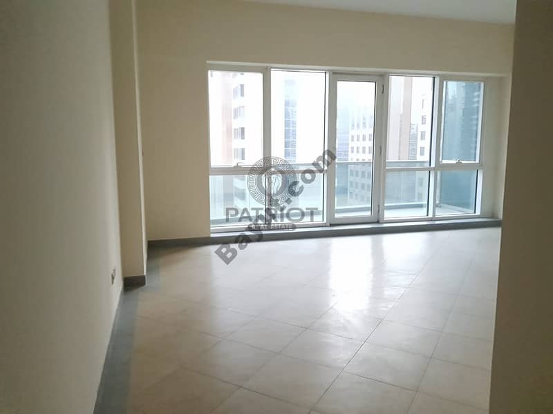 Huge Studio w Balco 40k / Chiller Free / Front of Metro Stn / Vacant