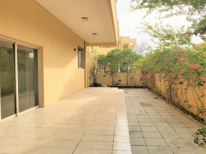 Jumairah compound villa with maid room for rent