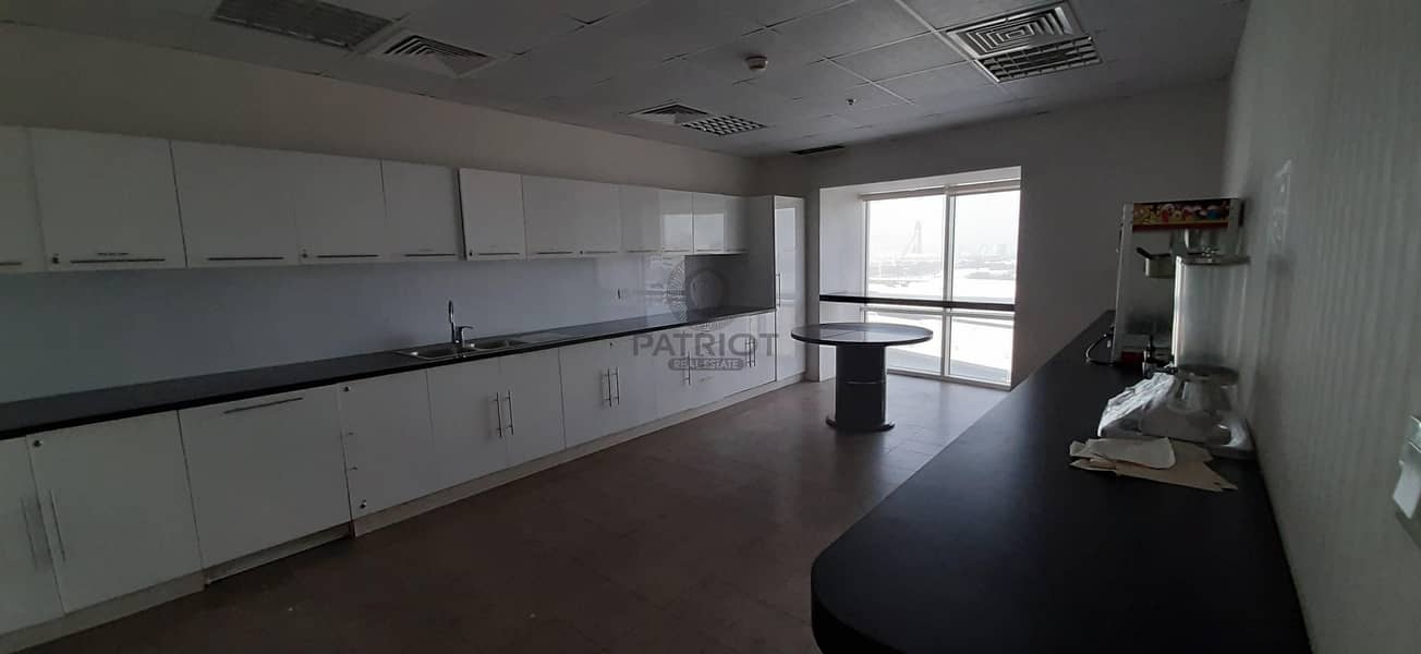 64 Chiller Free|Fitted Office| SZR & Sea Views