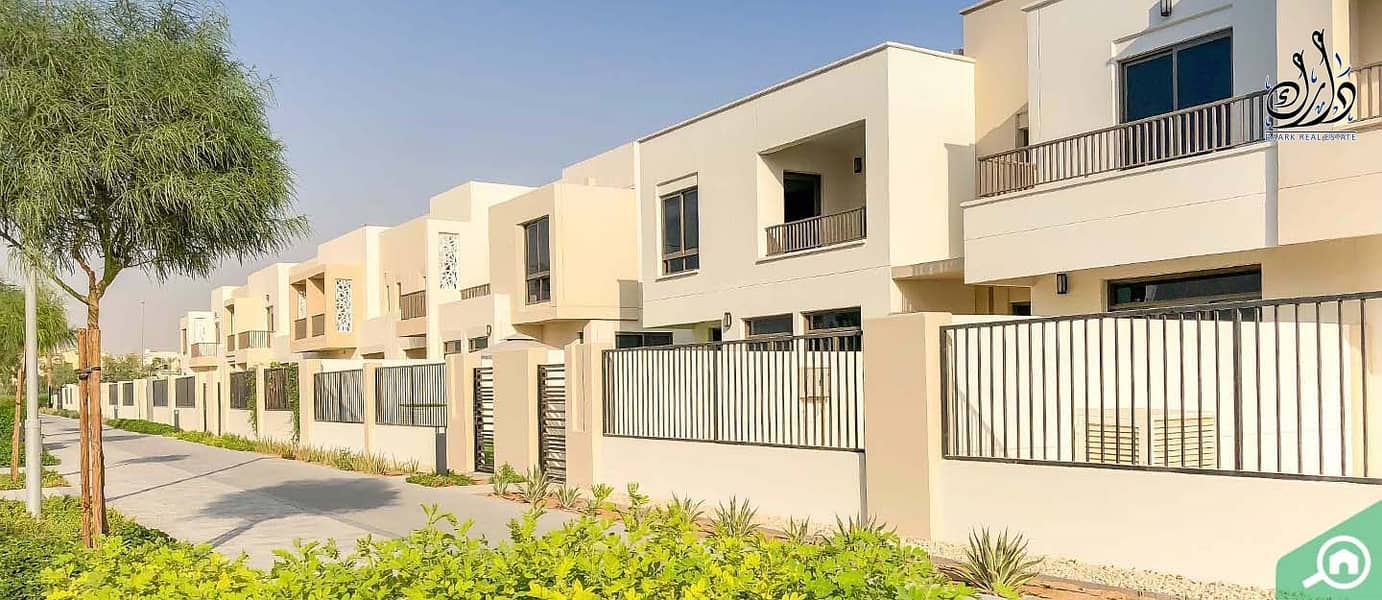 2 Ready to move in I 4 BHK Townhouse I MASSIVE AREA!